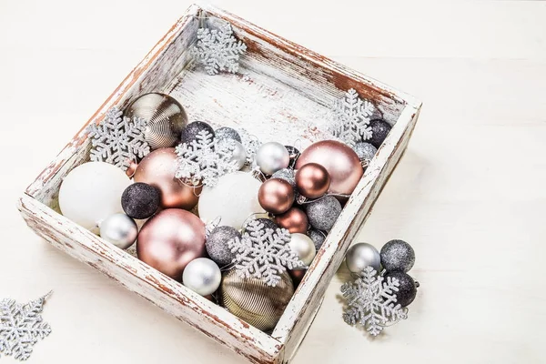 나무 상자에 있는 크리스마스 장식 — 스톡 사진