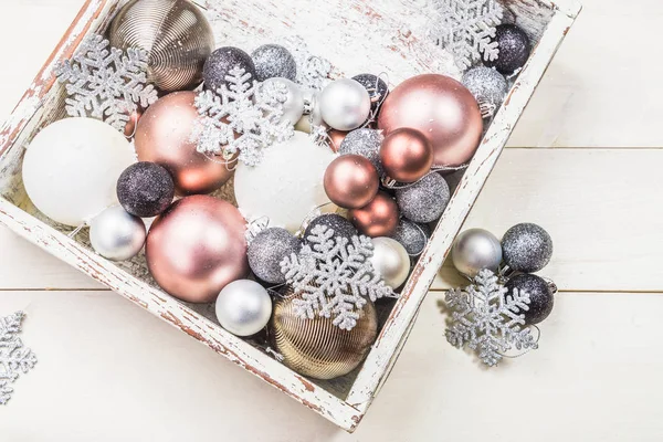 Decoraciones navideñas en la caja de madera — Foto de Stock