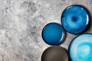 Gri arka plan mavi tabakların