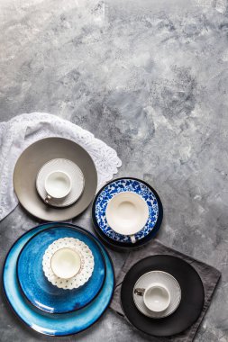 Gri arka plan mavi tabakların