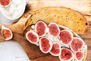 Hamur mayası ekmek tost, incir ve ricotta chee sağlıklı snack