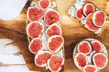 Sağlıklı kraker ve incir ve ricotta peynirli tost