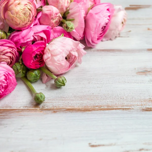 Bouquet di Ranuncolo Rosa, Fiori di Lattuglio — Foto Stock