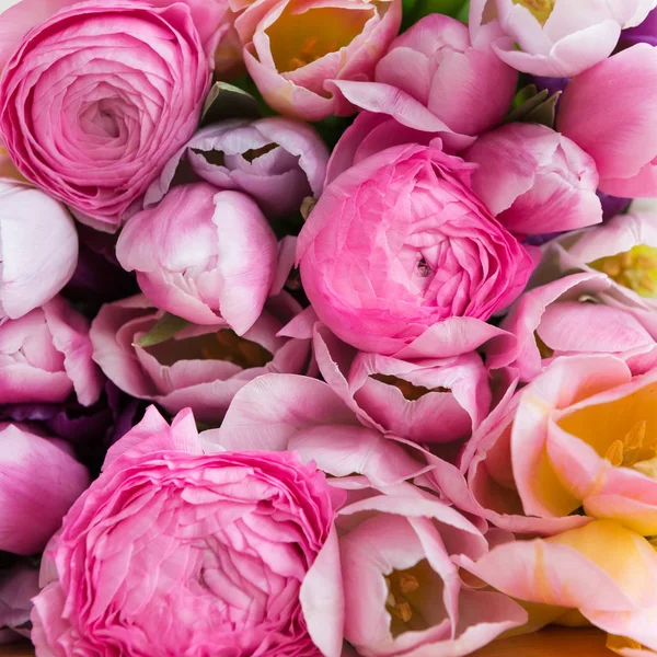 Кучка разноцветных тюльпанов и розовых цветков Ранункула — стоковое фото