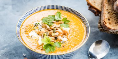 Vejetaryen havuç, domates, brocolli ve Nohut Çorbası