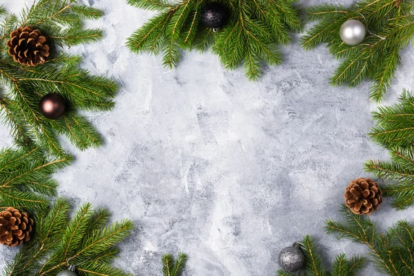 Moldura de Natal feita de ramos de árvore de Natal — Fotografia de Stock