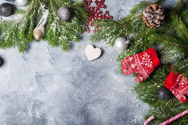 Weihnachtsrahmen aus Weihnachtsbaumzweigen und anderen festlichen Stücken — Stockfoto