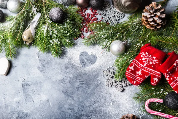 Moldura de Natal feita a partir de ramos de árvore de Natal e outros D festivo — Fotografia de Stock