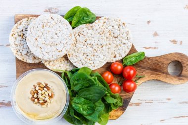 Humus, ıspanak ve domates ile pirinç kek gelen sağlıklı Snack