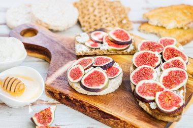 Sağlıklı kraker ve incir ve ricotta peynirli tost