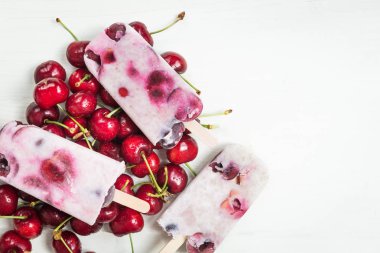 Ev yapımı Vegan Chia tohum ve Hindistan cevizi sütü ile kiraz Popsicles