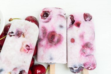 Ev yapımı Vegan Chia tohum ve Hindistan cevizi sütü ile kiraz Popsicles
