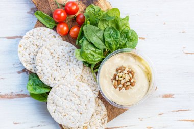 Humus, ıspanak ve domates ile pirinç kek gelen sağlıklı Snack