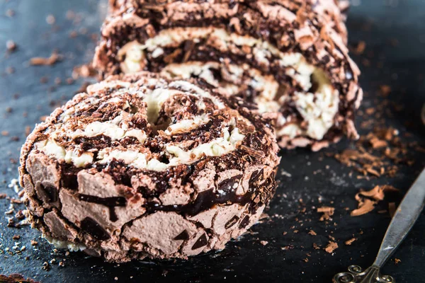 Belgische Schokolade Baiser Roulade — Stockfoto