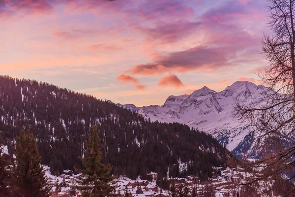 Взимку вид на долину у швейцарських Альпах, Вербье, Швейцарія — стокове фото