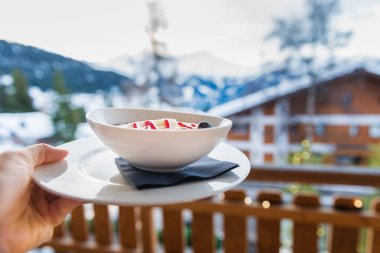  Yaban mersini, muz ve Maca güler yüzlü kase