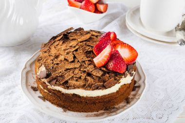 Kahve kek, çilek ve kahve