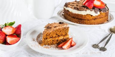 Kahve kek, çilek ve kahve