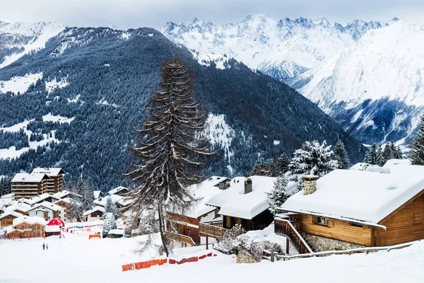 Взимку вид на долину у швейцарських Альпах, Вербье, Швейцарія — стокове фото