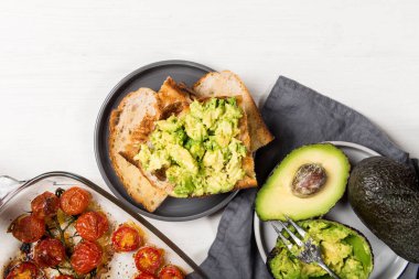 Avokado ve kavrulmuş domates tost