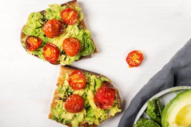 Avokado ve kavrulmuş domates tost