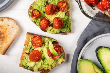 Avokado ve kavrulmuş domates tost