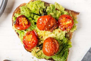 Avokado ve kavrulmuş domates tost