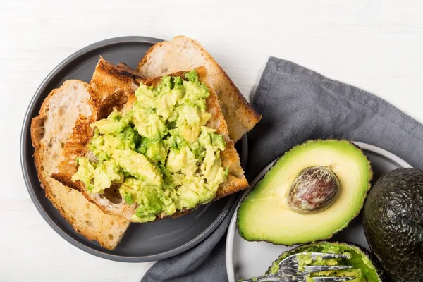 Hälsosamt mellanmål av avokado skålar från surdegsbröd — Stockfoto