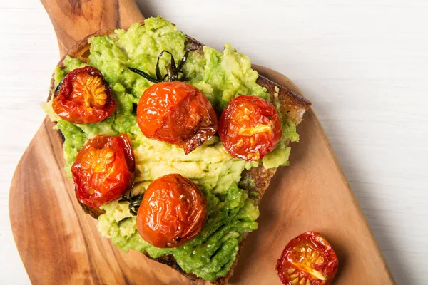 Avocado och rostade tomater skålar — Stockfoto