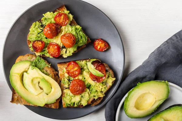 Avocado och rostade tomater skålar — Stockfoto