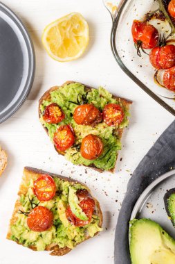 Avokado ve kavrulmuş domates tost