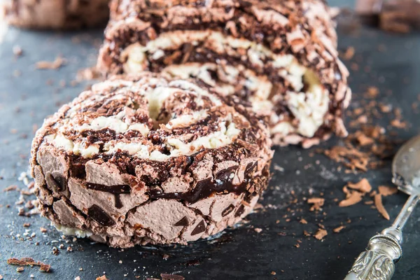 Belgische Schokolade Baiser Roulade — Stockfoto