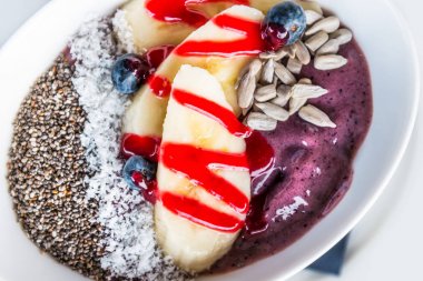  Yaban mersini, muz ve Maca güler yüzlü kase