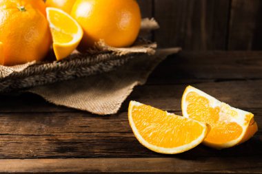 Taze olgun portakal ve portakal dilimleri