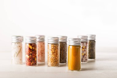 Baharat Mini şişelerde ayarla