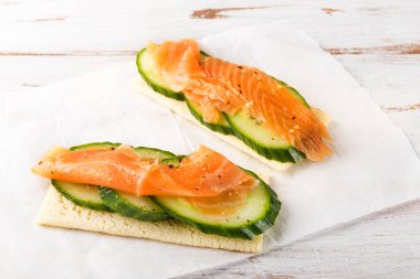 Gluten ücretsiz Crispbread, salatalık dilimleri ve somon füme