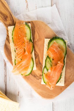 Gluten ücretsiz Crispbread, salatalık dilimleri ve somon füme