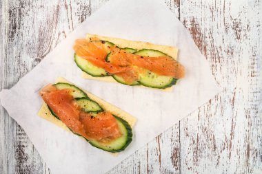 Gluten ücretsiz Crispbread, salatalık dilimleri ve somon füme