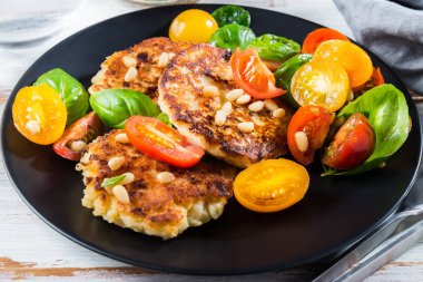 Ricotta krep ıspanak, domates, fesleğen ve siyah plaka, açık renkli çam fıstığı salata ile