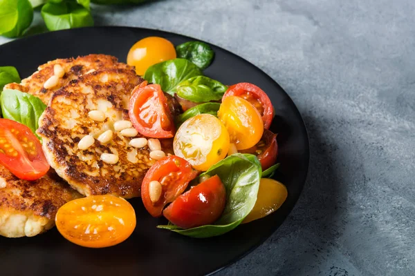 Ricotta krep ıspanak, domates, fesleğen ve siyah plaka, açık gri renkli çam fıstığı salata ile