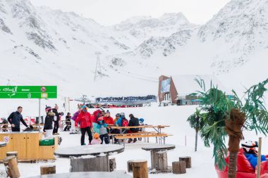 Verbier, İsviçre - 5 Ocak 2018: Ski resort yakınındaki Restaurant Le Dahu, şu La Chaux snowpark, Verbier, İsviçre alt kısmında yer alan İsviçre Alpleri'nde