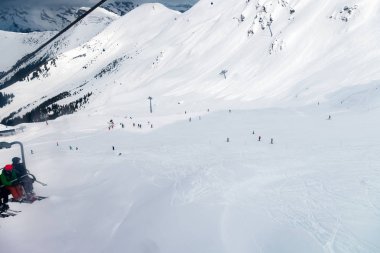 Verbier, İsviçre - 5 Ocak 2018: Ski resort yakınındaki Restaurant Le Dahu, şu La Chaux snowpark, Verbier, İsviçre alt kısmında yer alan İsviçre Alpleri'nde