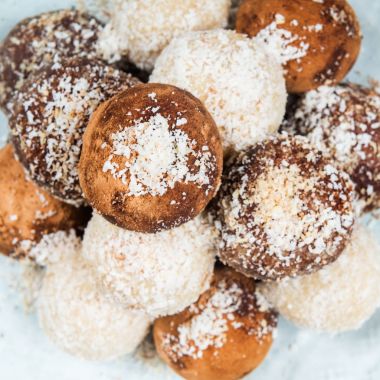 Çeşitli ev yapımı çiğ Vegan Truffles veya Hindistan cevizi ve limon, badem ve kakao, koyu çikolata ve fındık ezmesi gibi enerji topları