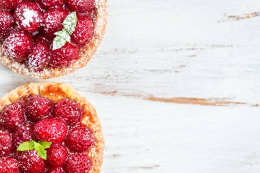 Nane yaprakları ile frambuazlı tart ve beyaz zemin üzerine krema şeker kaplı