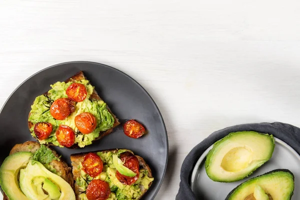 Hälsosamt Mellanmål Från Vita Surdegsbröd Såsom Avocado Och Rostade Tomater — Stockfoto