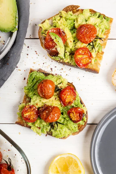 Hälsosamt Mellanmål Från Vita Surdegsbröd Såsom Avocado Och Rostade Tomater — Stockfoto