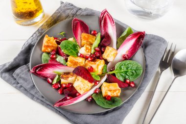 Nar, kırmızı pancar, kırmızı hindiba, ıspanak, nane ve Hellim salatası açık renkli