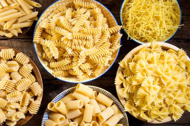 Pişmemiş makarna farklı türleri