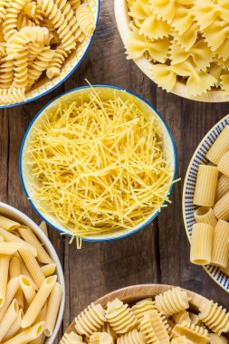 Pişmemiş makarna farklı türleri