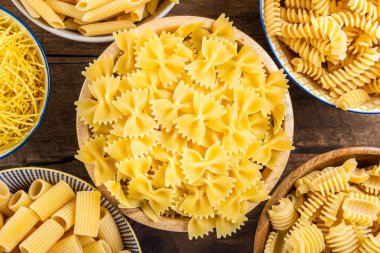 Pişmemiş makarna farklı türleri